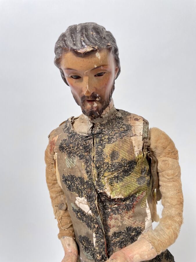 Gentilhomme en habit - Mannequin en métal polychromé et tissu sur un socle à gr…