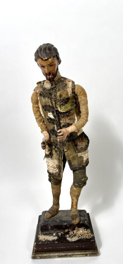 Gentilhomme en habit - Mannequin en métal polychromé et tissu sur un socle à gr…