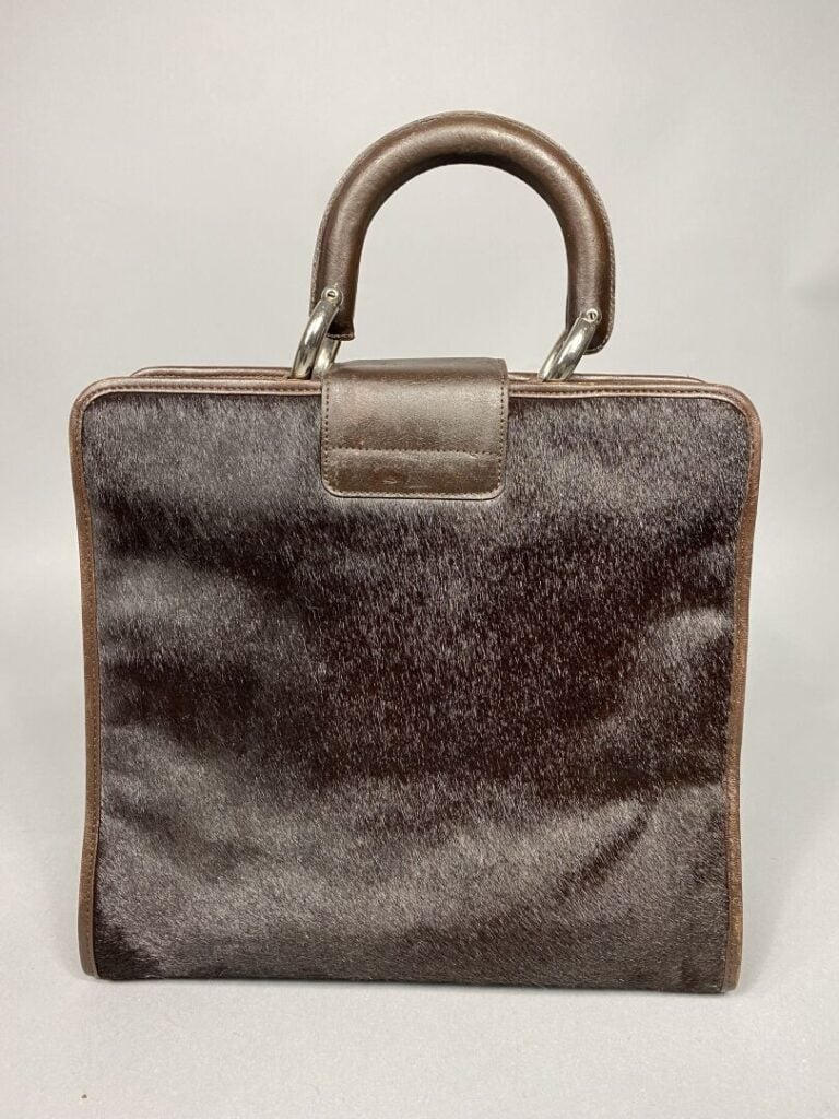 GIANFRANCO FERRE - Sac en cuir chocolat et poulain, anse porté main, fermoir pa…