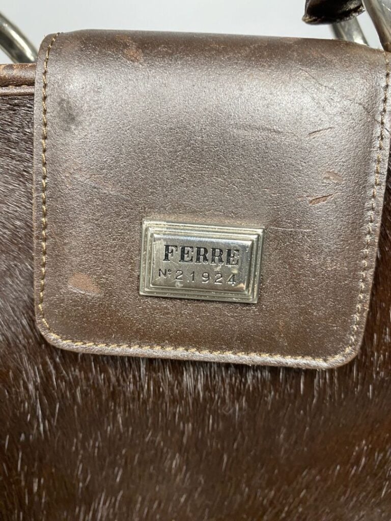 GIANFRANCO FERRE - Sac en cuir chocolat et poulain, anse porté main, fermoir pa…