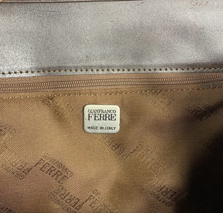 GIANFRANCO FERRE - Sac en cuir chocolat et poulain, anse porté main, fermoir pa…
