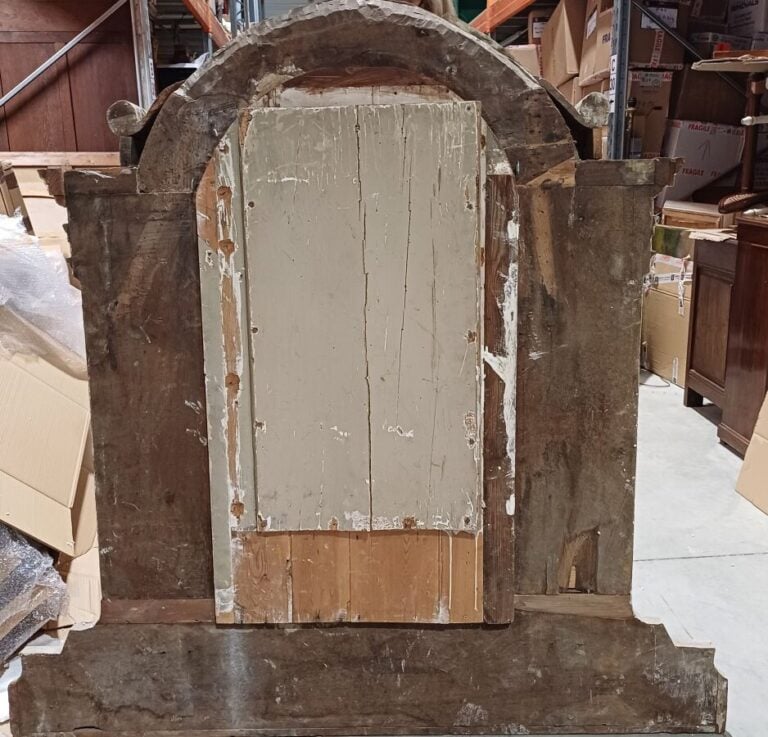 Grand élément de boiserie à arcature en bois relaqué gris , vert et or à deux c…