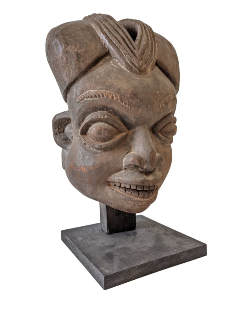 Grand masque « heaume » Bamiléké (Cameroun) en bois avec une patine naturelle.…