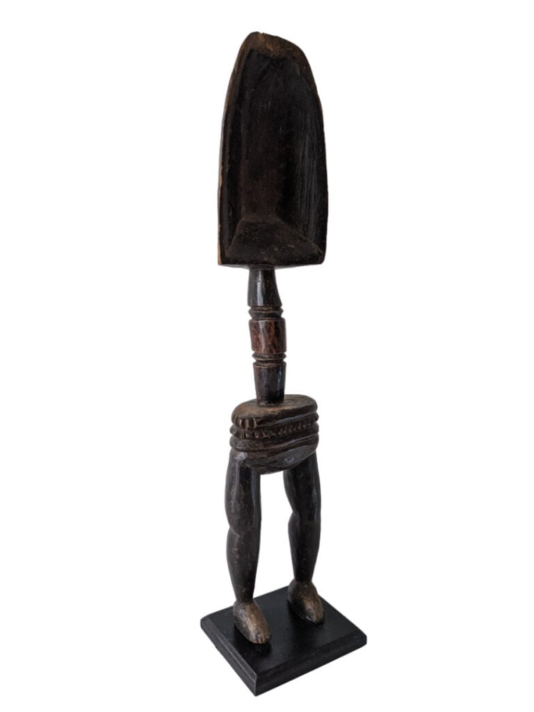 Grande cuillère Dan (Côte d'Ivoire) anthropomorphe en bois avec une patine laqu…