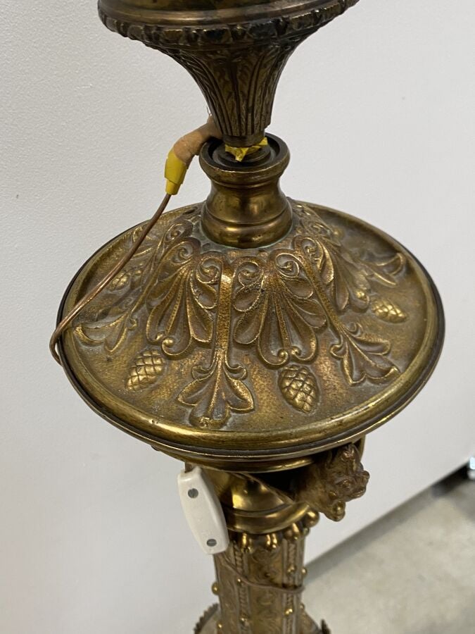 GrandE lampe orthodoxe russe monté en lampe à piètement tripode terminé par des…