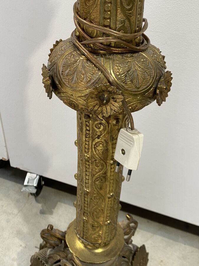 GrandE lampe orthodoxe russe monté en lampe à piètement tripode terminé par des…