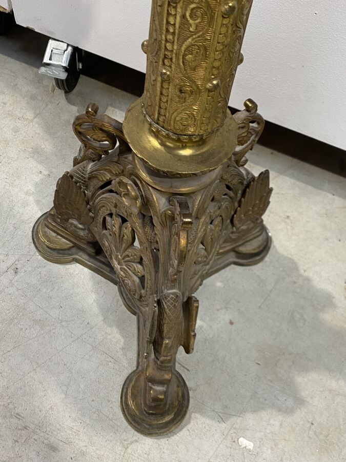 GrandE lampe orthodoxe russe monté en lampe à piètement tripode terminé par des…