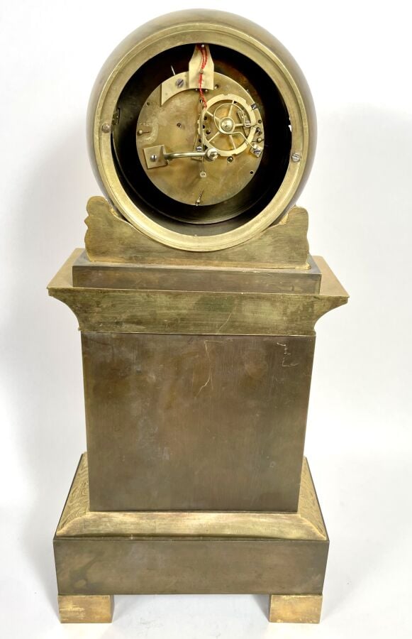 Grande PENDULE BORNE en bronze ciselé et bronze patiné ; le cadran circulaire à…