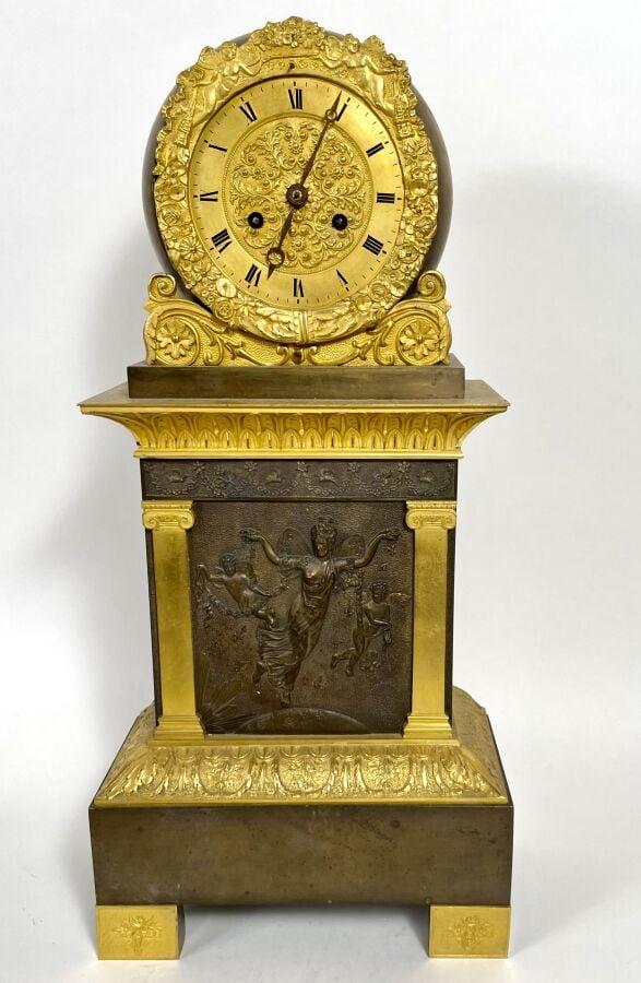 Grande PENDULE BORNE en bronze ciselé et bronze patiné ; le cadran circulaire à…