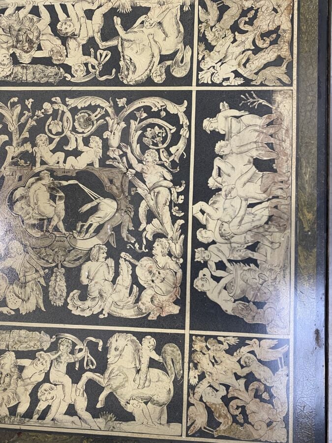 Grande table basse en métal à piétement feuillagé arqué ; le plateau en grisail…