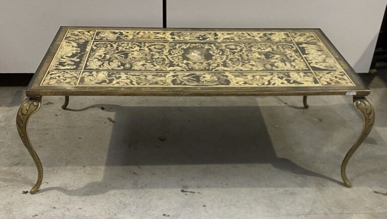 Grande table basse en métal à piétement feuillagé arqué ; le plateau en grisail…