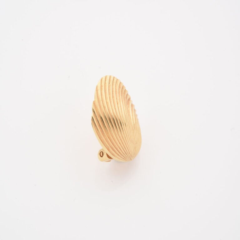 *GROSSE - Un clip d'oreille Coquillage en or jaune (585) - Signé et daté 1960 -…