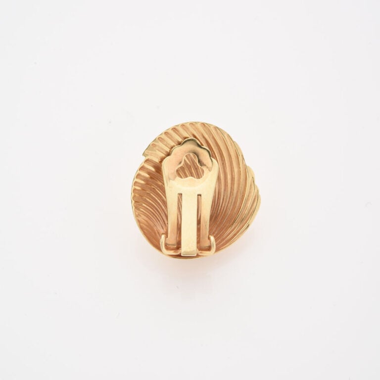 *GROSSE - Un clip d'oreille Coquillage en or jaune (585) - Signé et daté 1960 -…