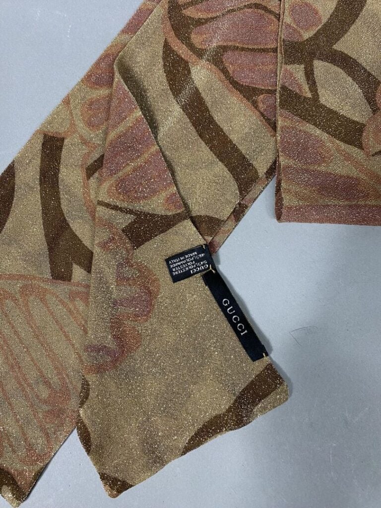 GUCCI - Foulard dans les tons beige à motifs floraux rose, marron et lurex - 12…