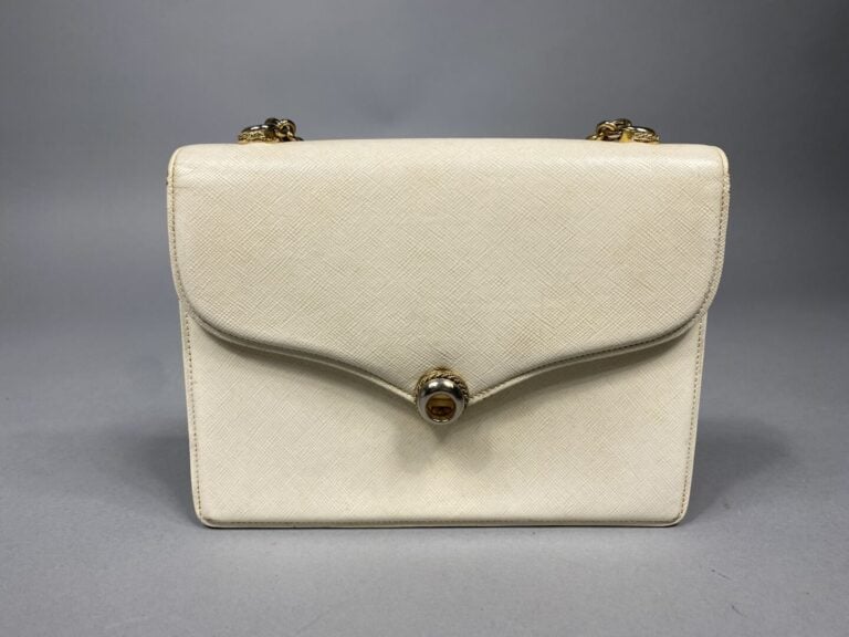 GUCCI - Petit sac en cuir crème, fermoir pivotant et poignée chaînette en métal…