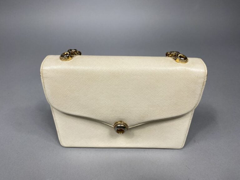 GUCCI - Petit sac en cuir crème, fermoir pivotant et poignée chaînette en métal…