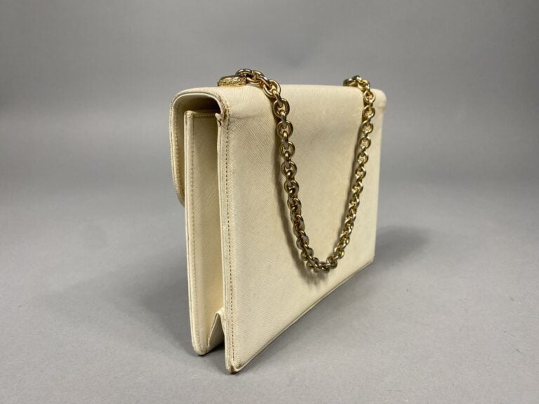 GUCCI - Petit sac en cuir crème, fermoir pivotant et poignée chaînette en métal…
