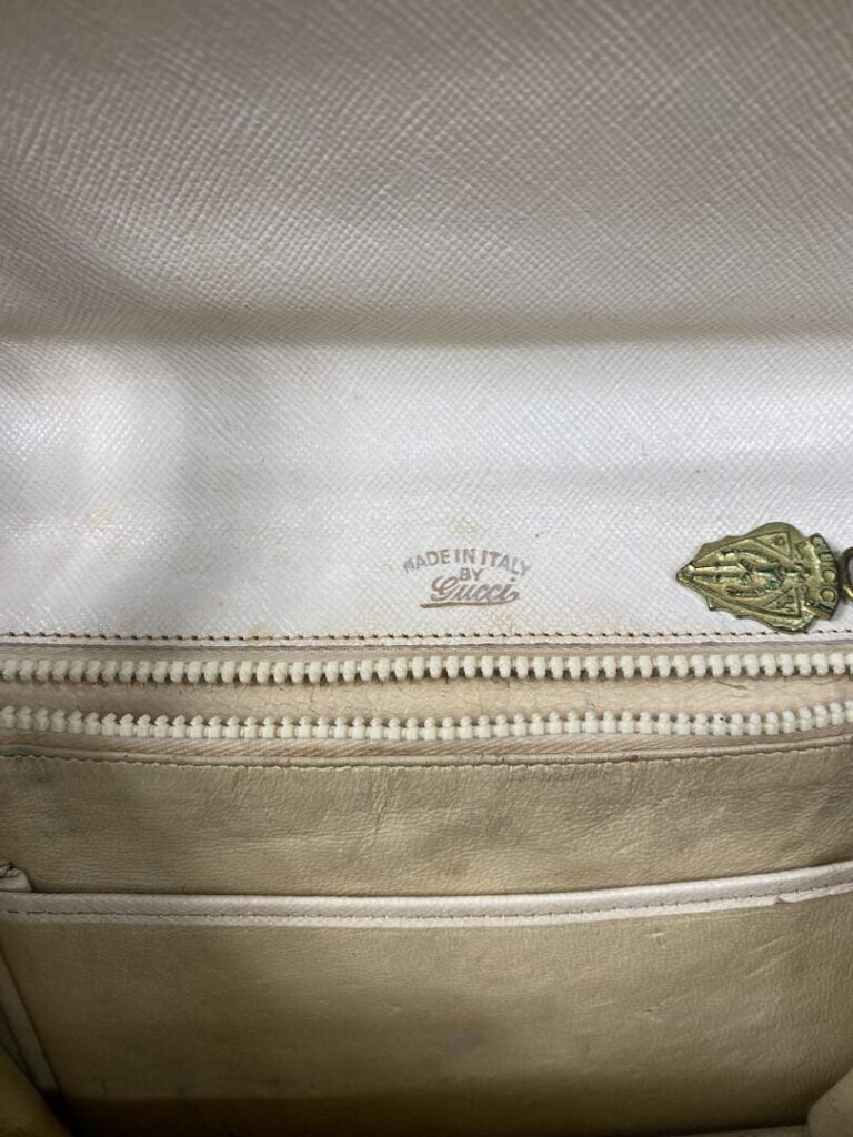 GUCCI - Petit sac en cuir crème, fermoir pivotant et poignée chaînette en métal…