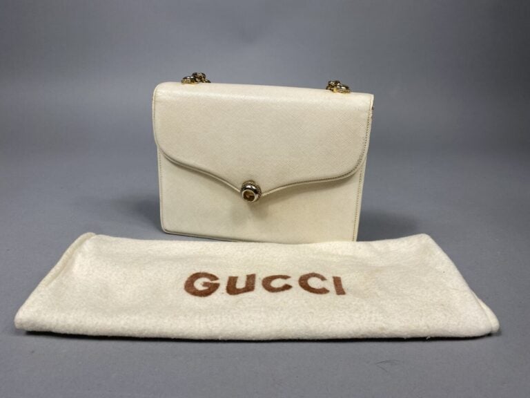 GUCCI - Petit sac en cuir crème, fermoir pivotant et poignée chaînette en métal…