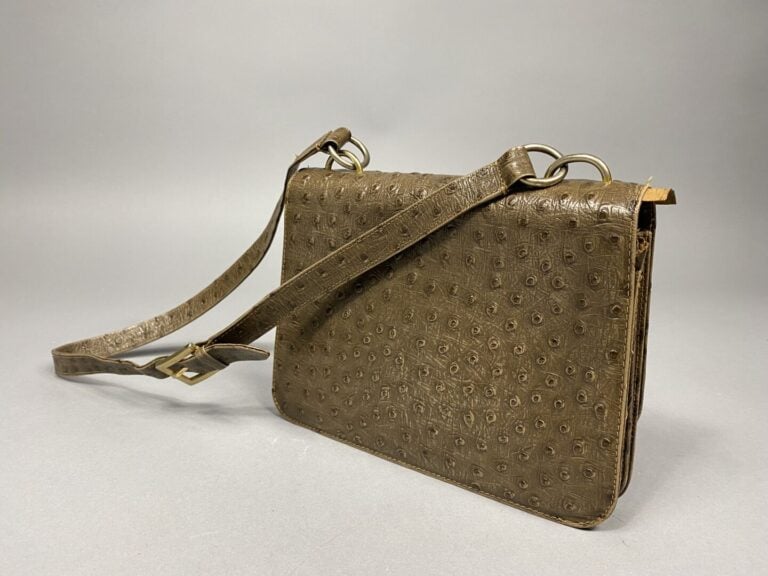 GUCCI - Petit sac en cuir gris fermoir en métal doré partiellement dedoré, anse…
