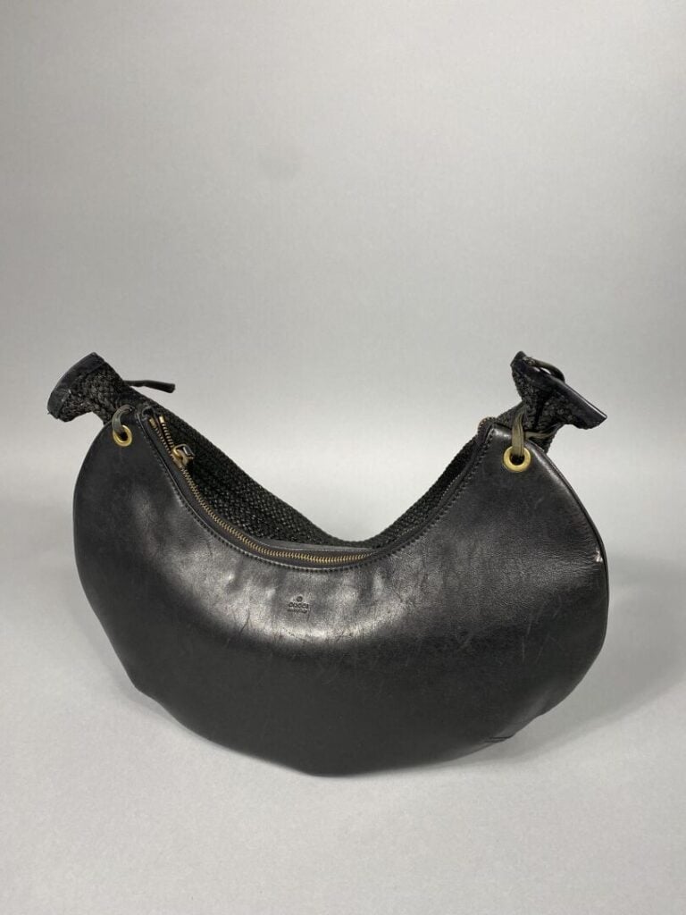 GUCCI - Sac demi-lune en cuir noir, porté épaule, bandoulière en cuir noir tres…