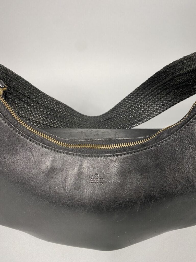 GUCCI - Sac demi-lune en cuir noir, porté épaule, bandoulière en cuir noir tres…
