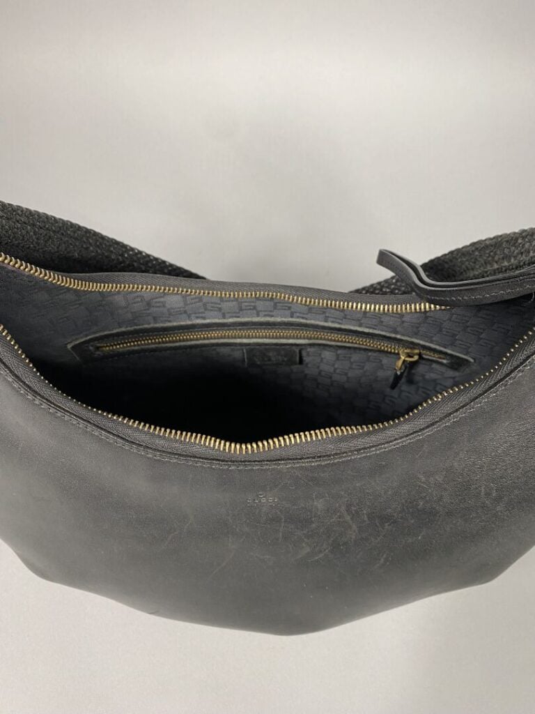 GUCCI - Sac demi-lune en cuir noir, porté épaule, bandoulière en cuir noir tres…