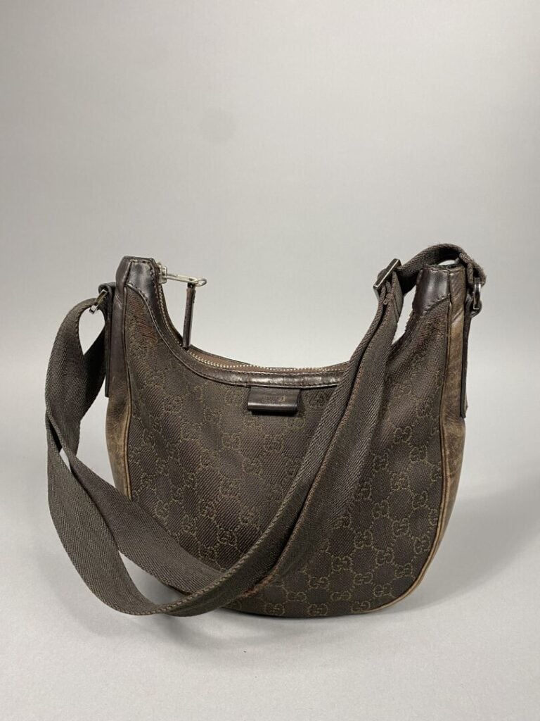 GUCCI - Sac demi-lune en toile GG et cuir marron, porté épaule bandoulière régl…