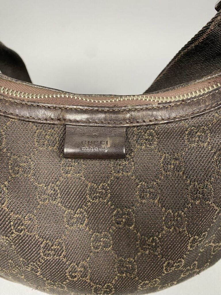 GUCCI - Sac demi-lune en toile GG et cuir marron, porté épaule bandoulière régl…
