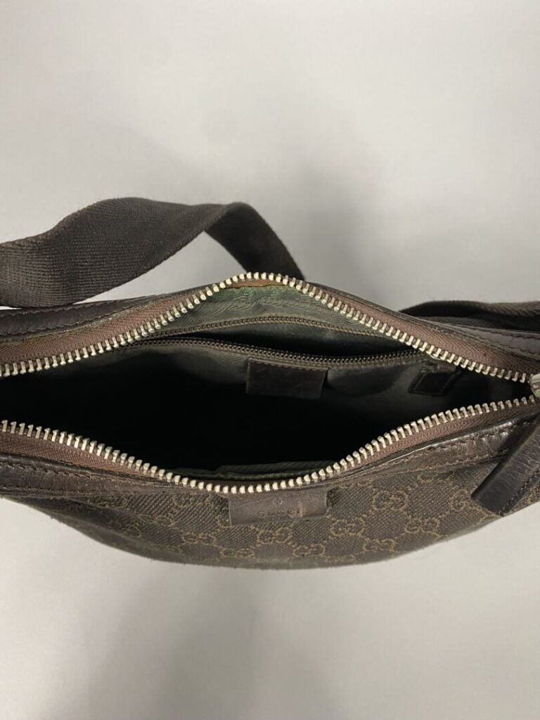 GUCCI - Sac demi-lune en toile GG et cuir marron, porté épaule bandoulière régl…