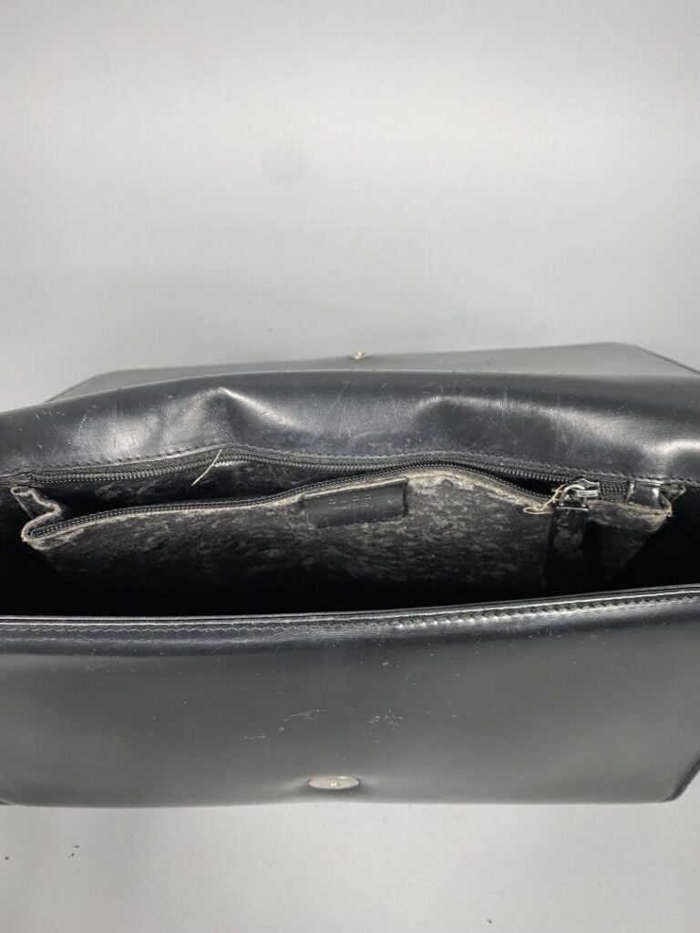 GUCCI - Sac en cuir glacé noir, fermeture à rabat siglé G, porté épaule bandoul…
