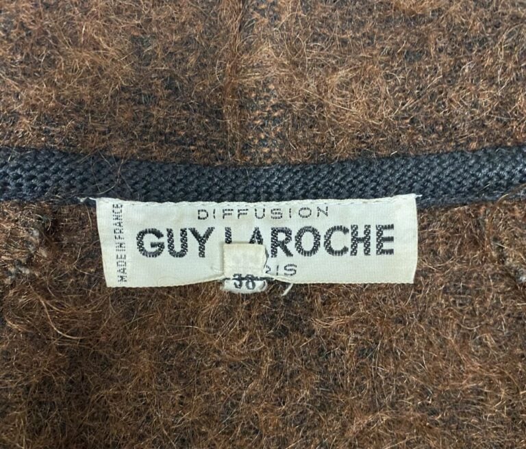 Guy LAROCHE - Veste en lainage marron souligné d'une bordure noire, se resserra…