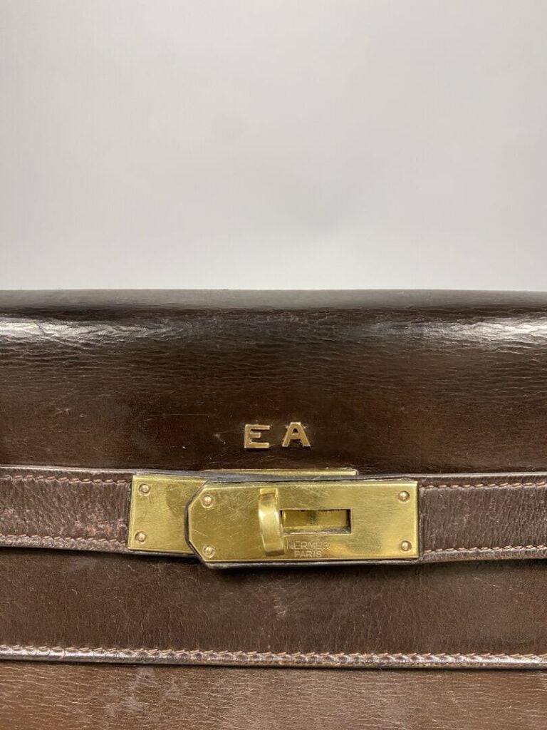 HERMÈS - Année 1970. - Sac « Kelly retourné »32 cm en box chocolat, attributs d…