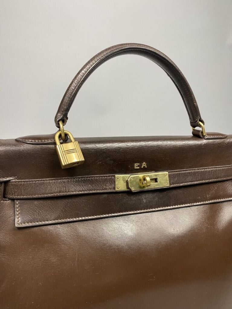 HERMÈS - Année 1970. - Sac « Kelly retourné »32 cm en box chocolat, attributs d…