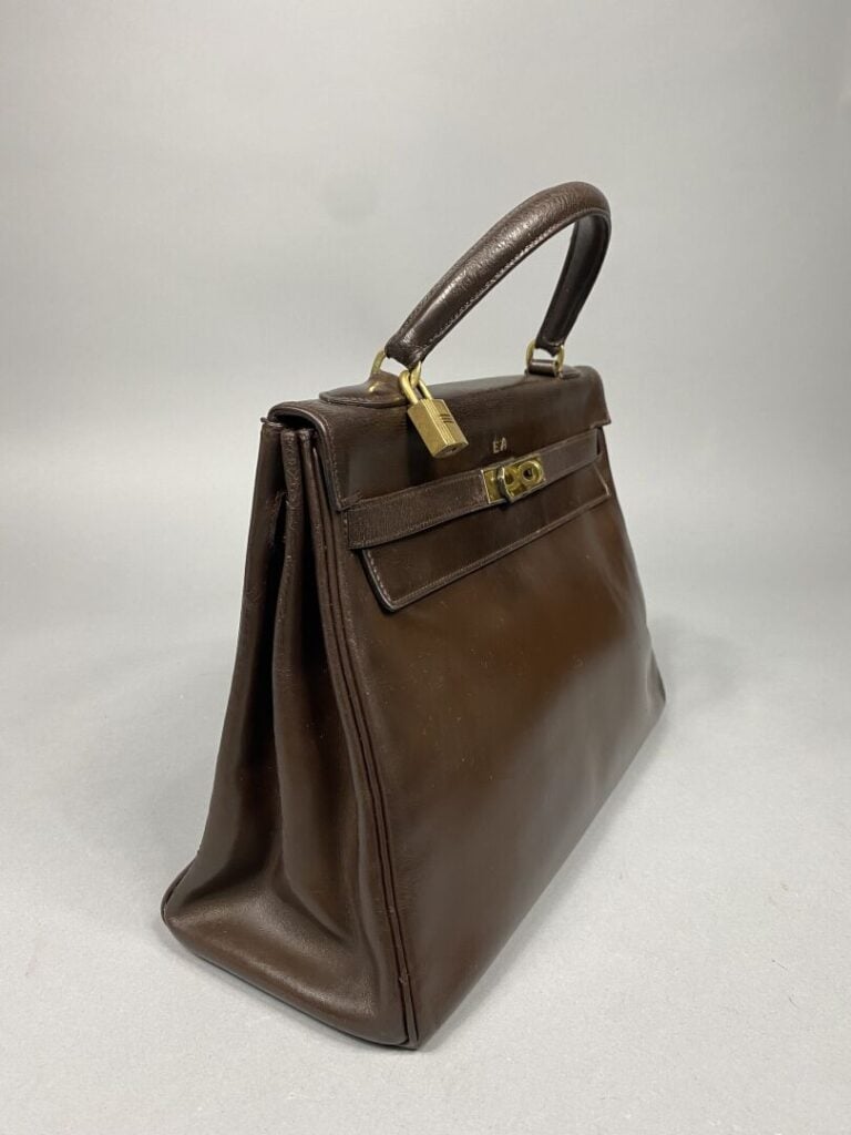 HERMÈS - Année 1970. - Sac « Kelly retourné »32 cm en box chocolat, attributs d…