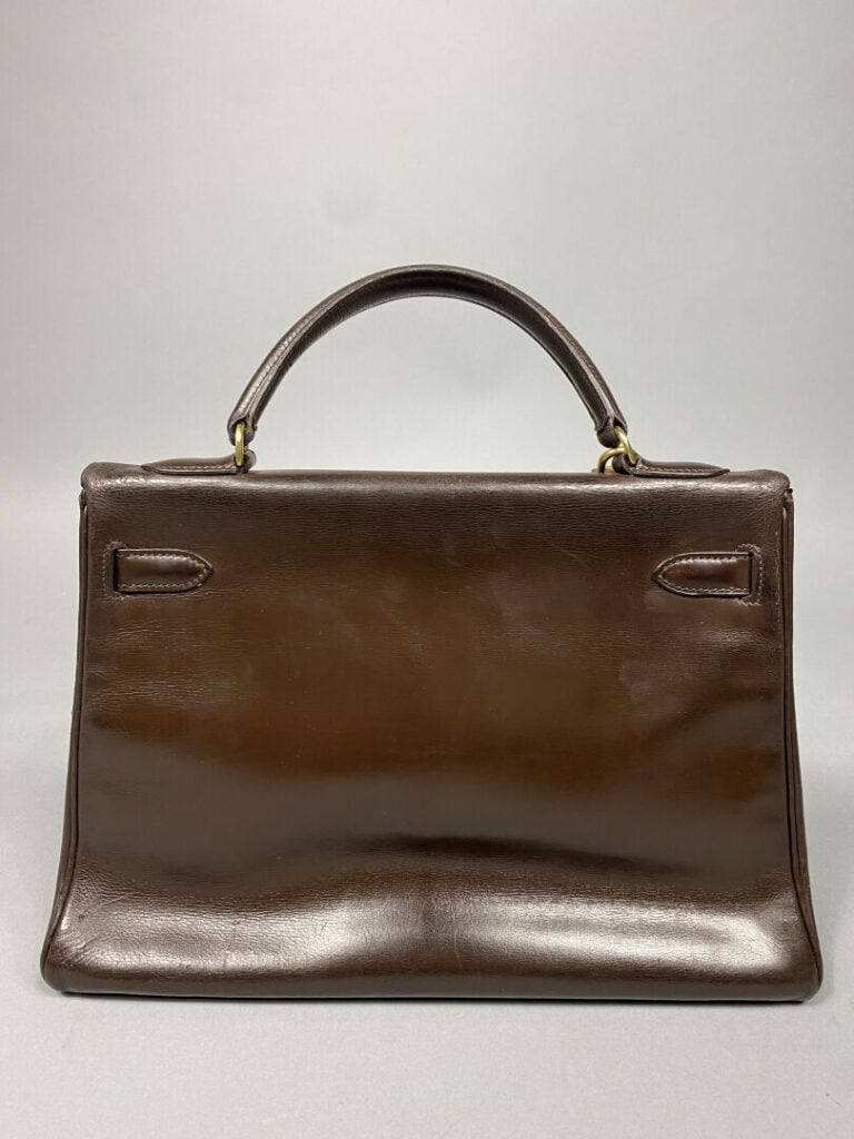 HERMÈS - Année 1970. - Sac « Kelly retourné »32 cm en box chocolat, attributs d…