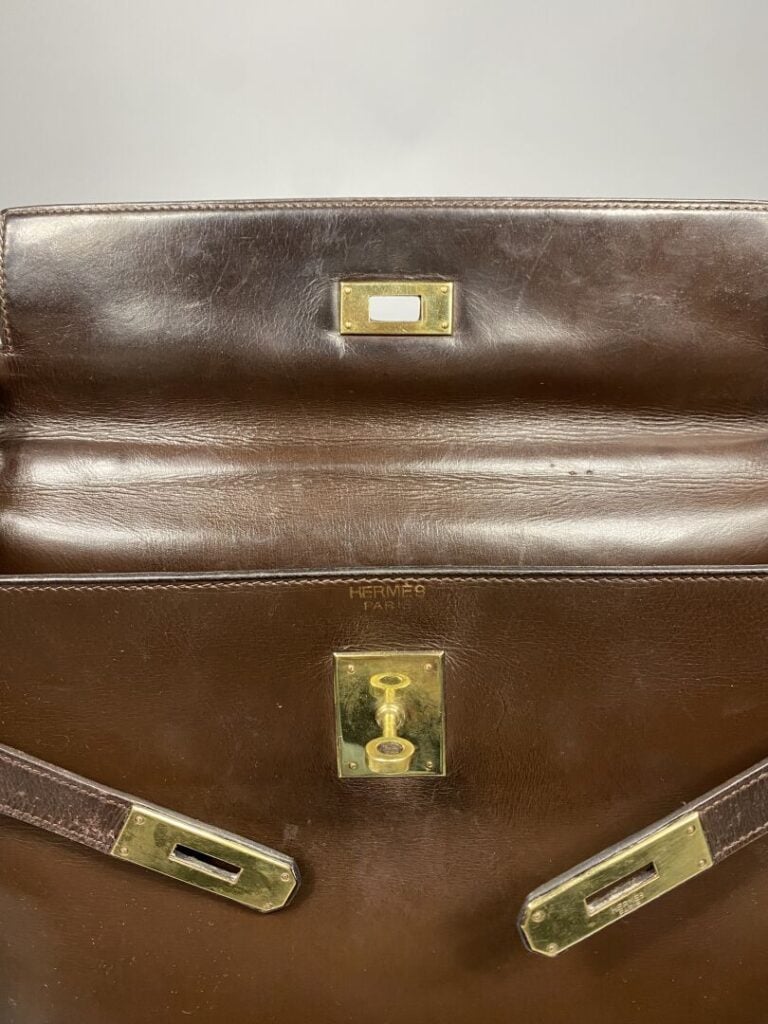 HERMÈS - Année 1970. - Sac « Kelly retourné »32 cm en box chocolat, attributs d…