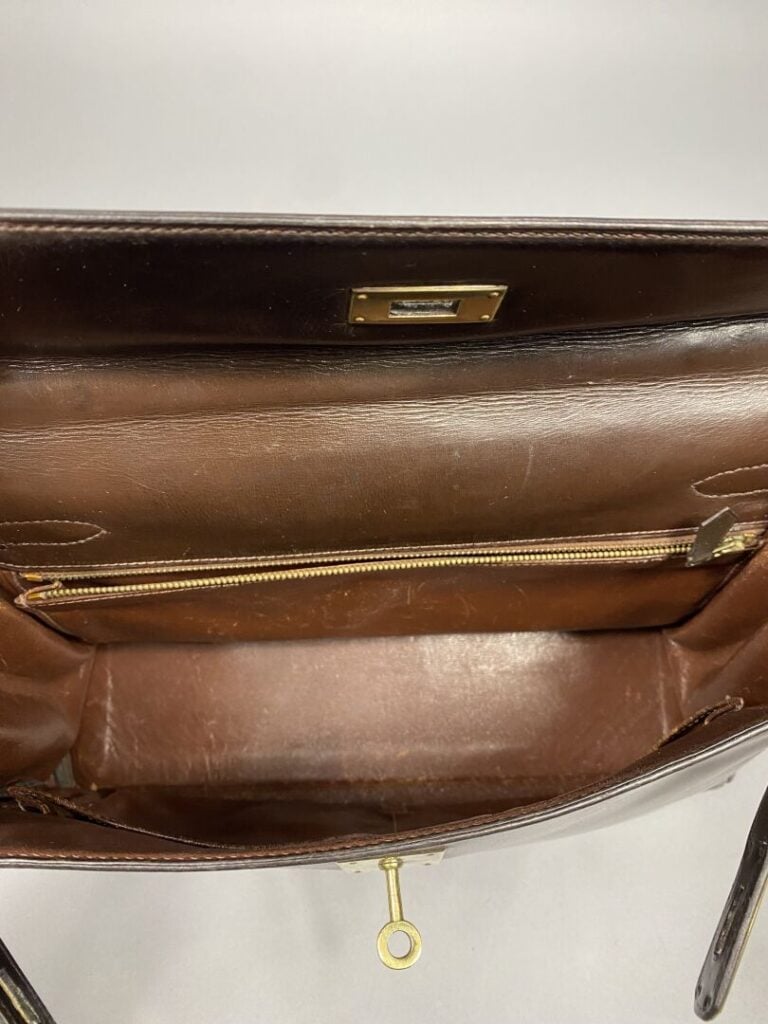 HERMÈS - Année 1970. - Sac « Kelly retourné »32 cm en box chocolat, attributs d…