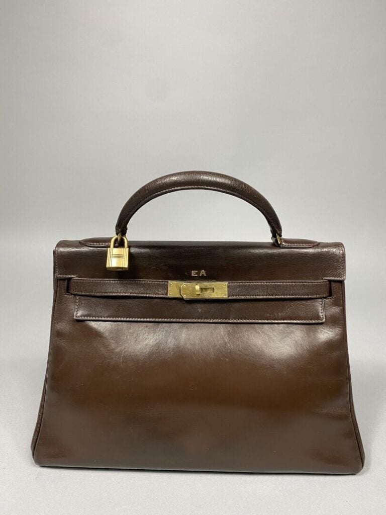 HERMÈS - Année 1970. - Sac « Kelly retourné »32 cm en box chocolat, attributs d…