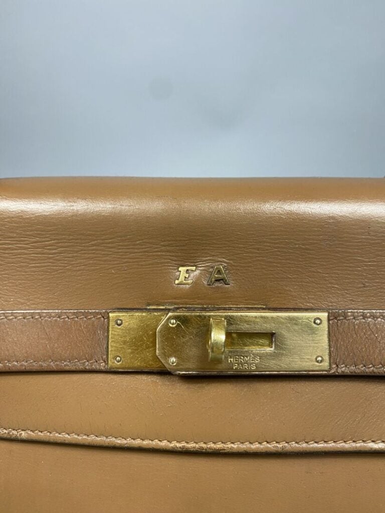 HERMÈS - Année 1974. - Sac « Kelly sellier » 32 cm en cuir beige, attributs dor…