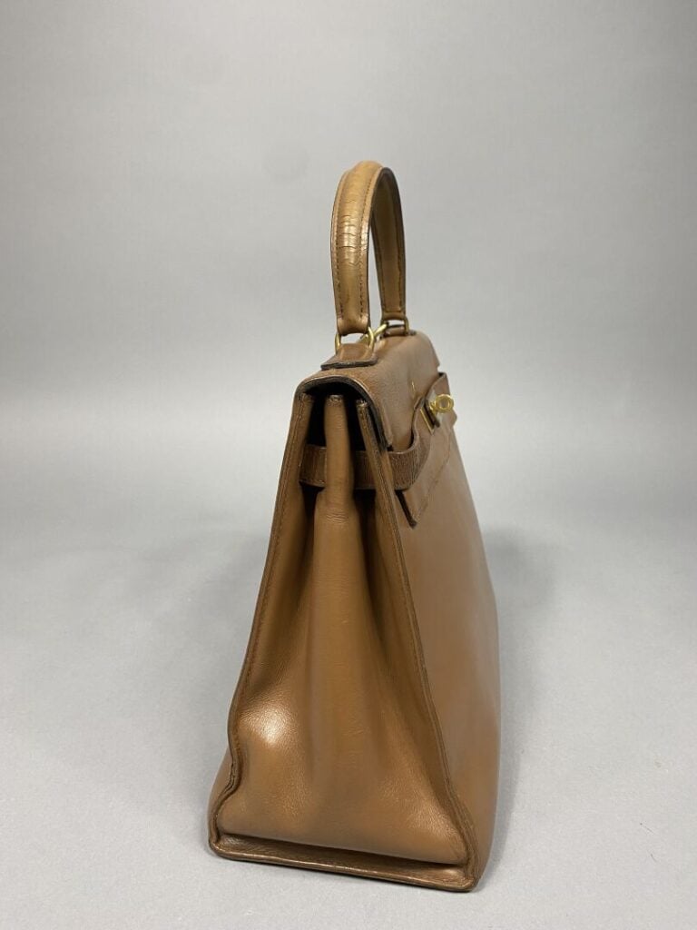 HERMÈS - Année 1974. - Sac « Kelly sellier » 32 cm en cuir beige, attributs dor…