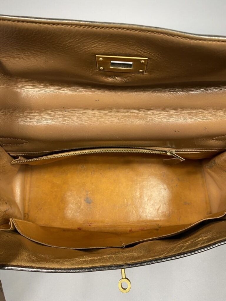 HERMÈS - Année 1974. - Sac « Kelly sellier » 32 cm en cuir beige, attributs dor…