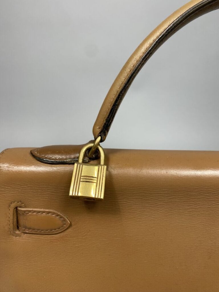 HERMÈS - Année 1974. - Sac « Kelly sellier » 32 cm en cuir beige, attributs dor…