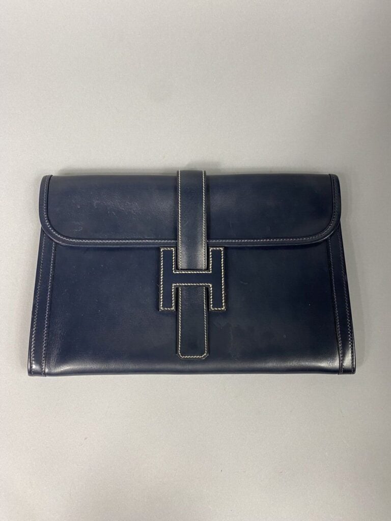 HERMÈS - Année 1981 - Pochette « Jige 29 » en cuir marine, surpiqûres bleues et…