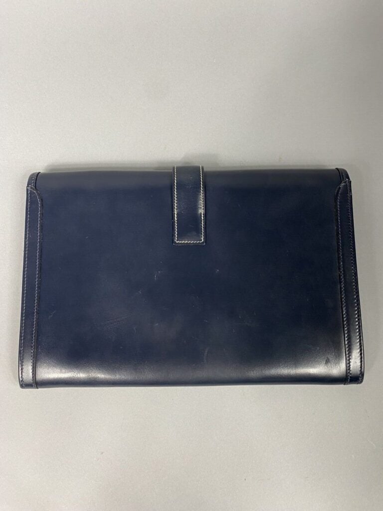 HERMÈS - Année 1981 - Pochette « Jige 29 » en cuir marine, surpiqûres bleues et…