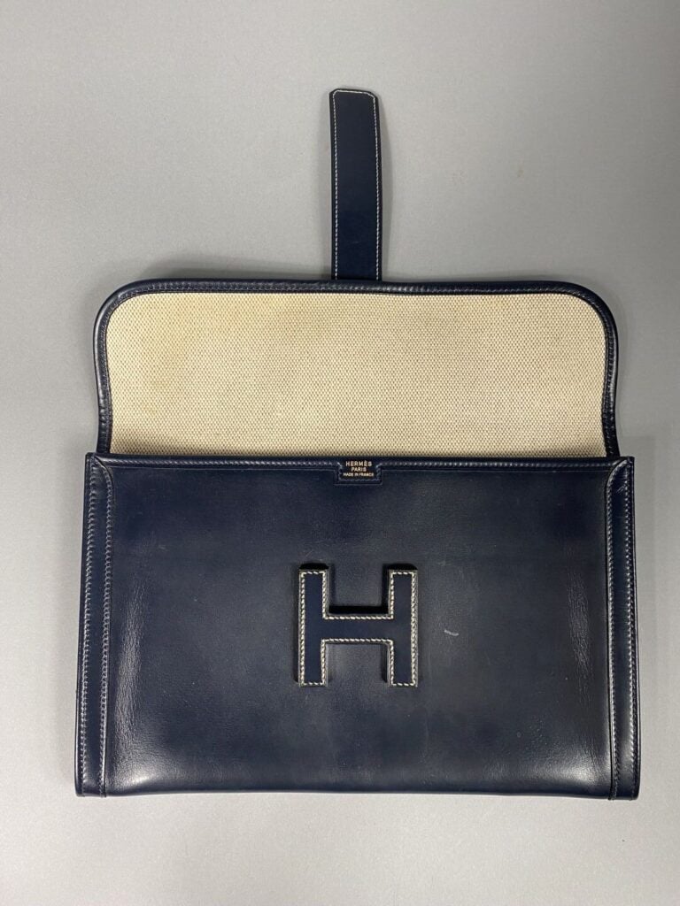 HERMÈS - Année 1981 - Pochette « Jige 29 » en cuir marine, surpiqûres bleues et…