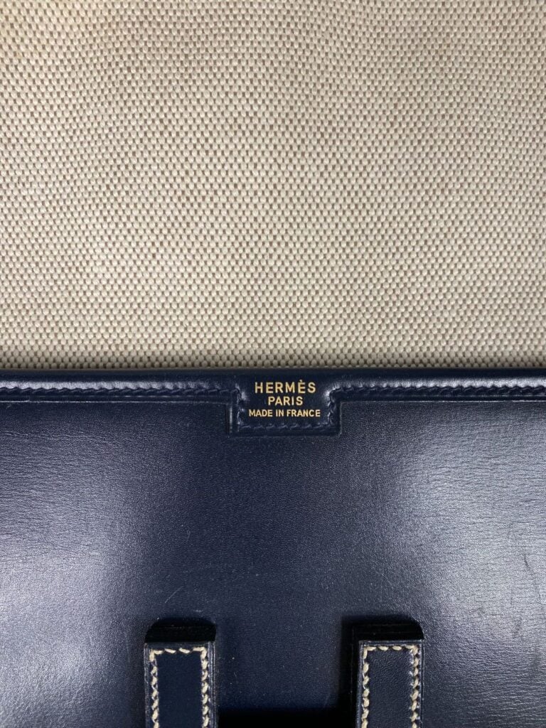 HERMÈS - Année 1981 - Pochette « Jige 29 » en cuir marine, surpiqûres bleues et…