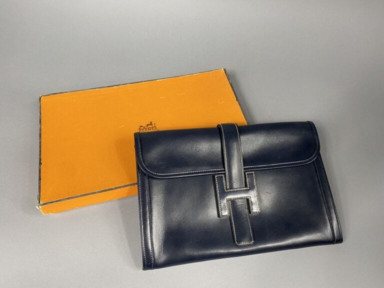 HERMÈS - Année 1981 - Pochette « Jige 29 » en cuir marine, surpiqûres bleues et…