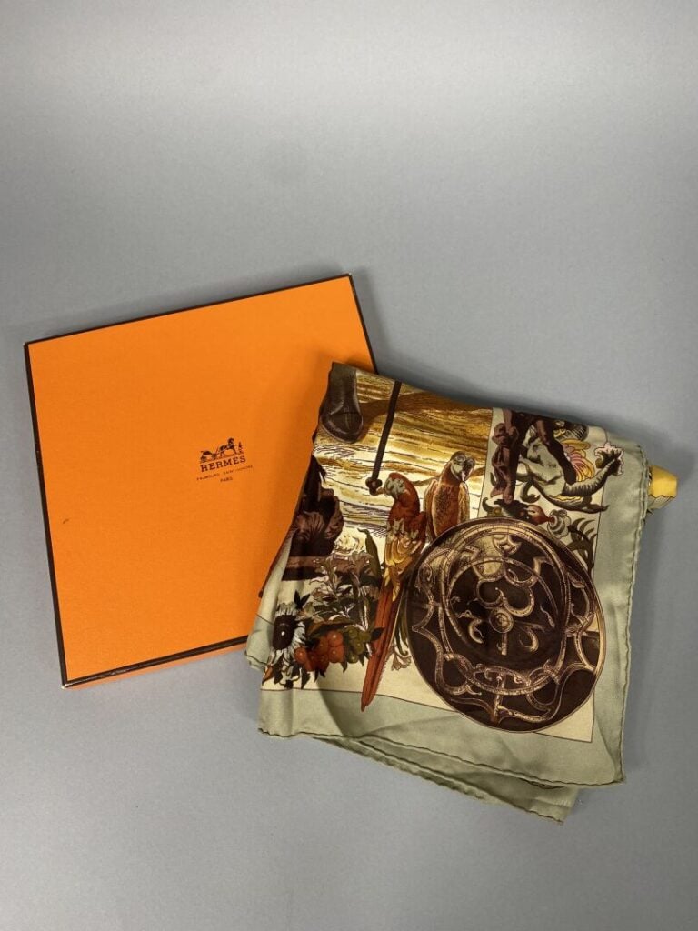 HERMÈS - Année 1992 - Rare carré en soie « Les Amériques Colombus » par Kermit…