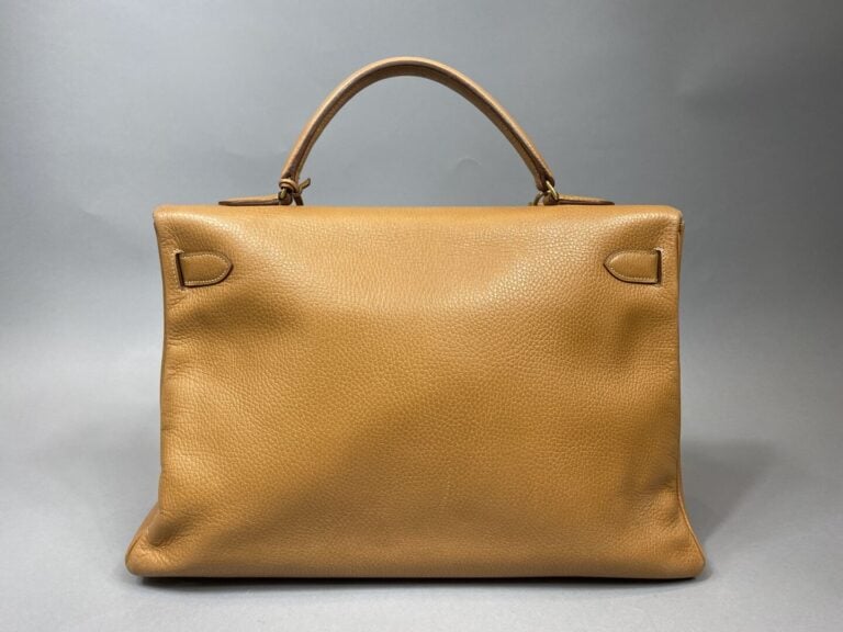 HERMES - Année 1993 - Sac « Kelly retourné » 40 cm en cuir beige, attributs dor…